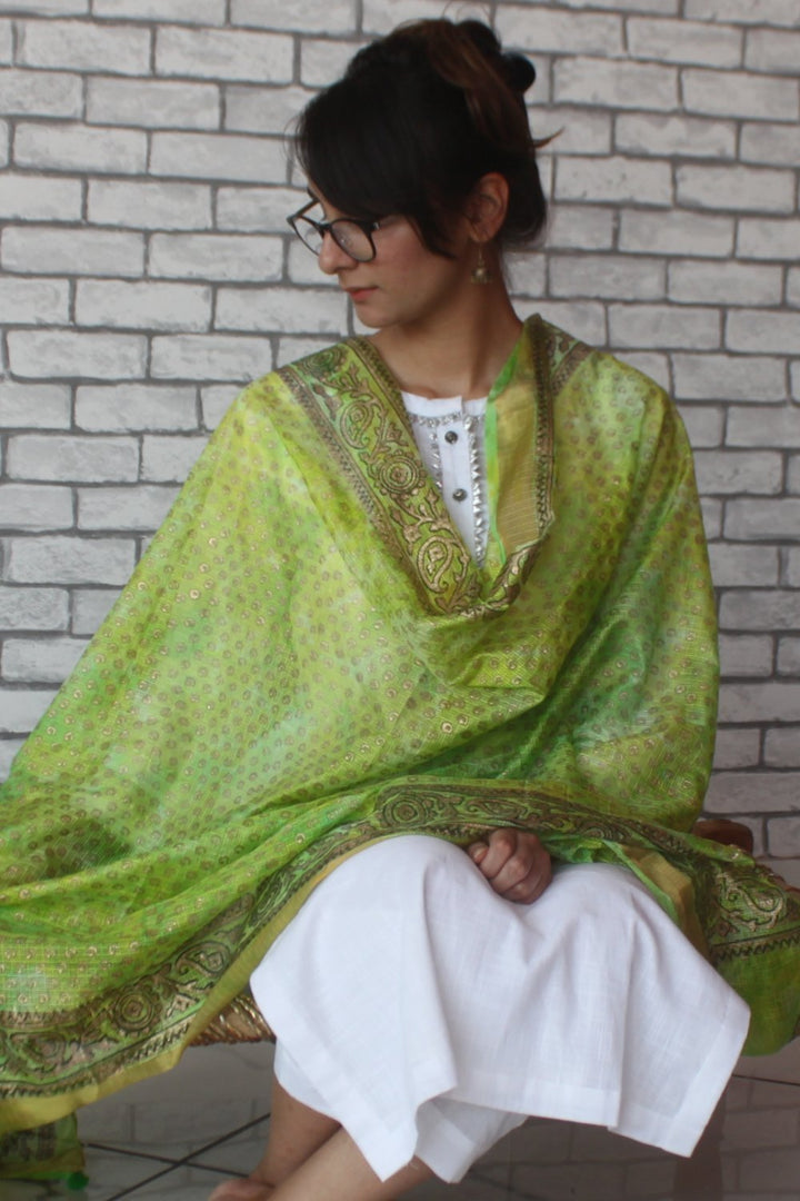 anokherang Combos White Gota Kurti with Green Foil Printed Tie & Dye Dupatta